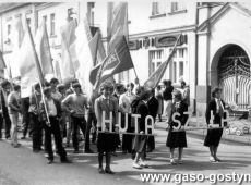2848.Ulica PPR w Gostyniu - pracownicy Wielkopolskiej Huty Szkla w pochodzie 1-majowym.JPG