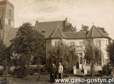 285. Kosciol farny, a przed plebania stoja ks. Bronislaw Siczynski wraz z Niemcem (Gostyn, 1940 r.)