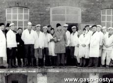 2850.Pracownicy Spoldzielni Mleczarskiej w Gostyniu (ok. 1970 r.)