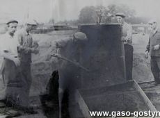 2853.Rozbudowa Huty Szkla w Gostyniu - brygada majstra Cichowskiego betonuje pierwsza stope fundamentowa pod nowa hale produkcyjna (1958 r.).JPG