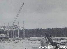 2857.Rozbudowa Huty Szkla w Gostyniu - stawianie konstrukcji stalowej hali (1959 r.)