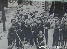 2858.Czesc zalogi przy rozbudowie Huty Szkla w Gostyniu (1958 r.)