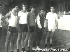 2865.Turniej pilki recznej Zasadniczej Szkoly Zawodowej w Gostyniu (hala sportowa SP 2, 1980 r.)