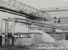 2866.Wielkopolska Huta szkla w Gostyniu - suwnica do rozladunku wegla z wagonow (lata 70. XX wieku)
