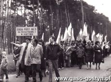 2868.Nauczyciele i uczniowe Szkoly Podstawowej nr 3 w Gostyniu podczas przemarszu na uroczystosci pierwszomajowe na gostynskim stadionie (1982 r.)