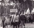 2868.Nauczyciele i uczniowe Szkoly Podstawowej nr 3 w Gostyniu podczas przemarszu na uroczystosci pierwszomajowe na gostynskim stadionie (1982 r.)