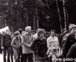 2869.Nauczyciele i uczniowe Szkoly Podstawowej nr 3 w Gostyniu podczas przemarszu na uroczystosci pierwszomajowe na gostynskim stadionie (1982 r.)