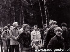 2869.Nauczyciele i uczniowe Szkoly Podstawowej nr 3 w Gostyniu podczas przemarszu na uroczystosci pierwszomajowe na gostynskim stadionie (1982 r.)