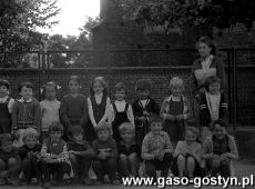 2872.Uczniowie Szkoly Podstawowej nr 1 im. Czarnego Legionu w Gostyniu (1983 r.)