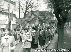 2875.Uczniowie Szkoly Podstawowej nr 2 w Gostyniu w pochodzie pierwszomajowym (1979 r.)