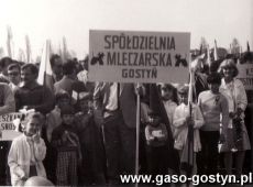 2876.Zgrupowanie przy Gorze Zamkowej w Gostyniu zakladow pracy (Spoldzielni Mieszkaniowej, Mleczarskiej i KSP Gostynianka) przed pochodem pierwszomajowym  ( 1987 r.)