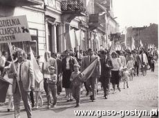 2877.Pracownicy Spoldzielni Mleczarskiej w pochodzie pierwszomajowym (Rynek w Gostyniu, 1987 r.)