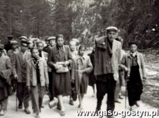 2878. Uczniowie ze Szkoly Podstawowej w Sikorzynie  na wycieczce w Dolinie Koscieliskiej (maj 1958 r.)