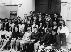 2882.Liceum Ogolnoksztalcace w Gostyniu (klasa IVa) z wychowawcami Helena Turska i Romanem Tomaszewskim (1971 r.)