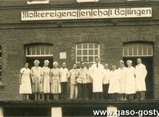 2894.Pracownicy gostynskiej mleczarni w 1940 roku, pierwszy z prawej Marian Lagodzinski - pozniejszy kierownik i prezes, w srodku kierownik Helmut Meyer