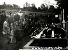 2897.Nauczyciele i uczniowie na gostynskim cmentarzu przy grobie Boleslawy Bogdanskiej - nauczycielki wychowania fizycznego w Szkole Podstawowej nr 1 (1956 r.)