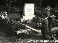 2898.Uczniowie na gostynskim cmentarzu przy grobie Boleslawy Bogdanskiej - nauczycielki wychowania fizycznego w Szkole Podstawowej nr 1 (1956 r.)