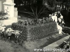 2899.Grob Boleslawy Bogdanskiej - nauczycielki wychowania fizycznego w Szkole Podstawowej nr 1 w Gostyniu (1956 r.)