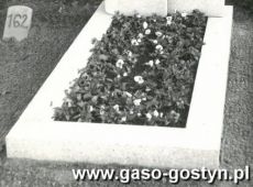 2900.Nagrobek nauczycielki Boleslawy Bogdanskiej ufundowany przez nauczycieli i uczniow Szkoly Podstawowej nr 1 w Gostyniu (1957 r.)