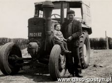 2905.Traktorzysta Jozef Marcinkowski i Marek Dereszewicz przy traktorze  Ursus na polu w okolicy Bodzewa (1961 r.)