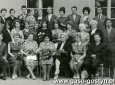 2907.Grono pedagogiczne Szkoly Podstawowej nr 1 w Gostyniu (1963 r.)