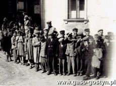 2908.Uczniowie ze Szkoly Podstawowej w Sikorzynie na wycieczce w Wieliczce (maj 1958 r.)