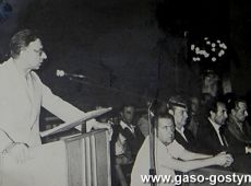 2918.Akademia w Zakladowym Domu Kultury Hutnik z okazji 60-lecia Wielkopolskiej Huty Szkla w Gostyniu (1982 r.)-przemawia I skeretarz KW PZPR Pluciniczak