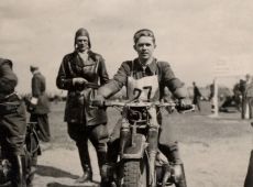 292. Gostynscy motocyklisci (Stanislaw Trabka i Witold Portalski) podczas zawodow w Gnieznie (1948 r.)