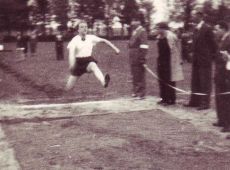 2922.Uczennica Liceum Ogolnoksztalcacego w Gostyniu Krystyna Barczak w skoku w dal na zawodach lekkoatletycznych w Pleszewie (6 maja 1951 r.).JPG