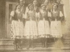 2926.Zespol taneczny Spoldzielni Pracy Przemyslu Skorzanego w Gostyniu - zdjecie z wystepow w Lesznie (10 kwietnia 1955 r.)