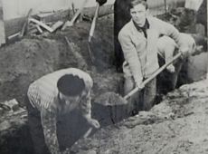 2934.Czyn spoleczny pracownikow Wielkopolskiej Huty Szkla w Gostyniu przy budowie kanalizacji do Przedszkola nr 4 (1968 r.).JPG