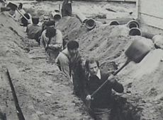2935.Czyn spoleczny pracownikow Wielkopolskiej Huty Szkla w Gostyniu przy budowie kanalizacji do Przedszkola nr 4 (1968 r.).JPG
