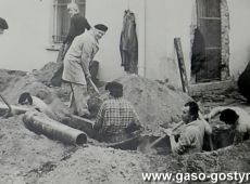 2936.Czyn spoleczny pracownikow Wielkopolskiej Huty Szkla w Gostyniu przy budowie kanalizacji do Przedszkola nr 4 (1968 r.).JPG