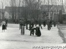 2936.Uczniowie Liceum Ogolnoksztalcacego w Gostyniu na lodowisku szkolnym (1978 r.)