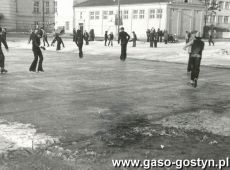 2938.Uczniowie Liceum Ogolnoksztalcacego w Gostyniu na lodowisku szkolnym (1978 r.)