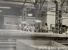 2940.Wielkopolska Huta Szkla w Gostyniu - stanowisko sortowania wyrobow (lata 70. XX wieku).JPG