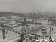 2944.Wielkoposlka Huta Szkla w Gostyniu - widok z dachu czadnic na magazyny piasku i urzadzenia rozladunkowe (1964 r.)