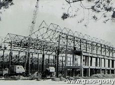 2946.Rozbudowa Huty Szkla w Gostyniu - prace przy stawianiu konstrukcji stalowej