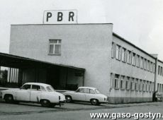 295. Wartburg i syrena przed Przedsiebiorstwem Budownictwa Rolniczego w Gostyniu (lata 70. XX wieku)