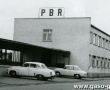 295. Wartburg i syrena przed Przedsiebiorstwem Budownictwa Rolniczego w Gostyniu (lata 70. XX wieku)