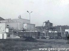 2955.Wielkopolska Huta Szkla w Gostyniu - rozladunek piasku z wagonow (lata 70. XX wieku).JPG