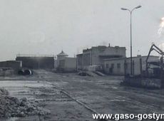 2957.Wielkopolska Huta Szkla w Gostyniu - widok na garaze, rozdzielnie prad oraz pompownie wraz z chlodnia kominowa (lata 70. XX wieku).JPG