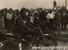 297. Henryk Ignasiak (Moto Klub Unia Gostyn) podczas  zawodow motocyklowych w Gnieznie (5 wrzesnia 1948 r.)