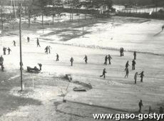 2973.Lodowisko na boisku Liceum Ogolnoksztalcacego w Gostyniu (1978 r.)