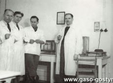 2975.Pracownicy Powiatowego Zakladu Mleczarskiego w Gostyniu, stoja od lewej Tomasz Juskowiak, Czeslaw Bogdanski, Konstanty Czupryk i Czeslaw Andrzejewski (lata 50. XX wieku)
