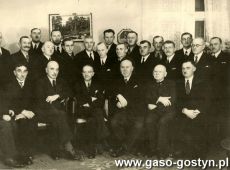 2986.Dyrekcja oraz pracownicy pionu administracyjnego i technicznego Cukrowni w Gostyniu (1945 r.)