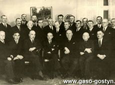 2986.Dyrekcja oraz pracownicy pionu administracyjnego i technicznego Cukrowni w Gostyniu (1945 r.)
