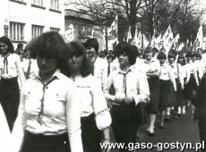 2987.Uczennice Zasadniczej Szkoly Zawodowej w Gostyniu w pochodzie 1-majowym (1980 r.)