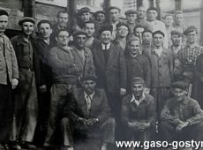 2991.Huta Szkla w Gostyniu - ostatnia zaloga huty pracujaca na polautomatach (maj 1961 r.).JPG