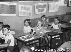 2994.Uczniowie Szkoly Podstawowej nr 1 im. Czarnego Legionu w Gostyniu (1983 r.)